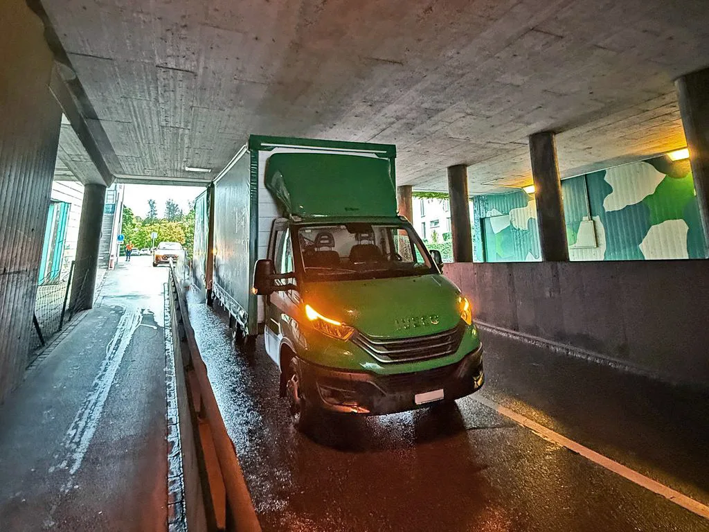 Ein Lkw blieb mit einem Anhänger in einer Unterführung in Uster stecken.